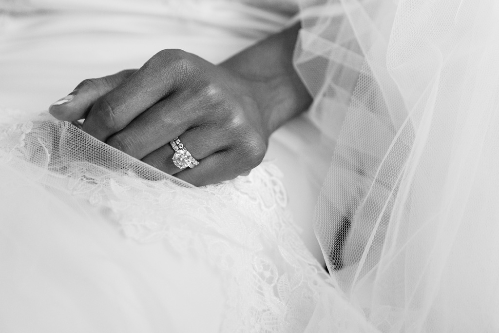 Fotografo Matrimonio Villa Erba Un dettaglio dell'anello nunziale della sposa Ayesha