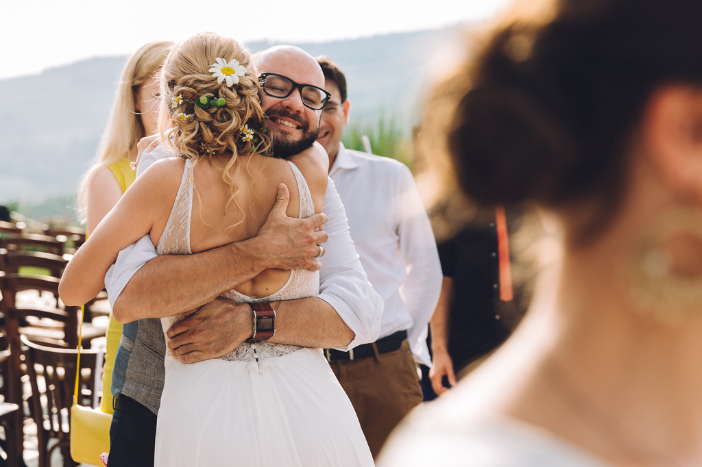 Fotografo Matrimonio Langhe La sposa abbraccia calorosamente un invitato dopo la cerimonia di matrimonio