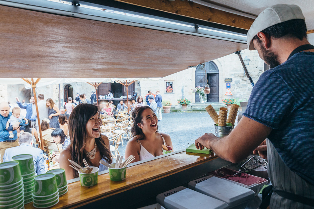 Gli invitati ordinano un gelato al chiosco