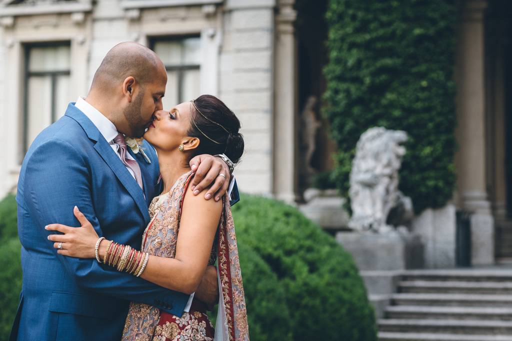 I due sposi, Jaspal e Reena si baciano dolcemente all'uscita della villa