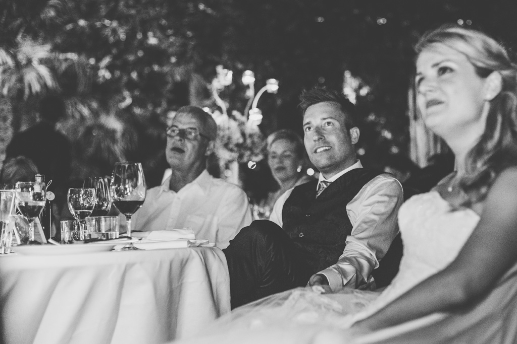 Lo sposo segue con attenzione lo svilupparsi della serata