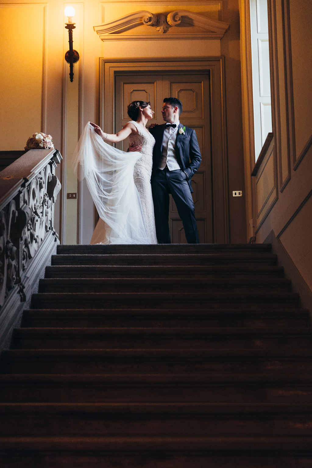 Fotografo Matrimonio Monza I due sposi si guardano intensamente durante lo shooting
