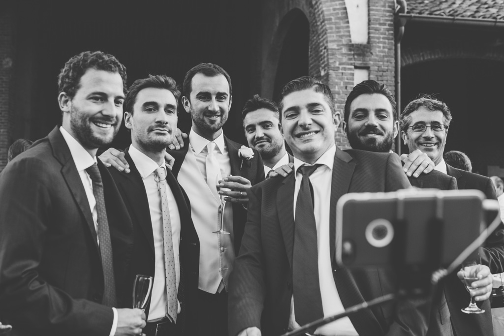 Fotografo Matrimonio Pavia Gli invitati si scattano una foto con un selfie stick