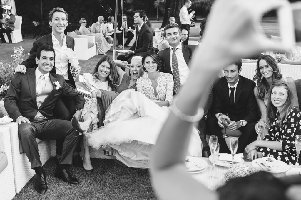 Fotografo Matrimonio Villa Caroli Zanchi Gli sposi e gli invitati si scattano immagini con il cellulare