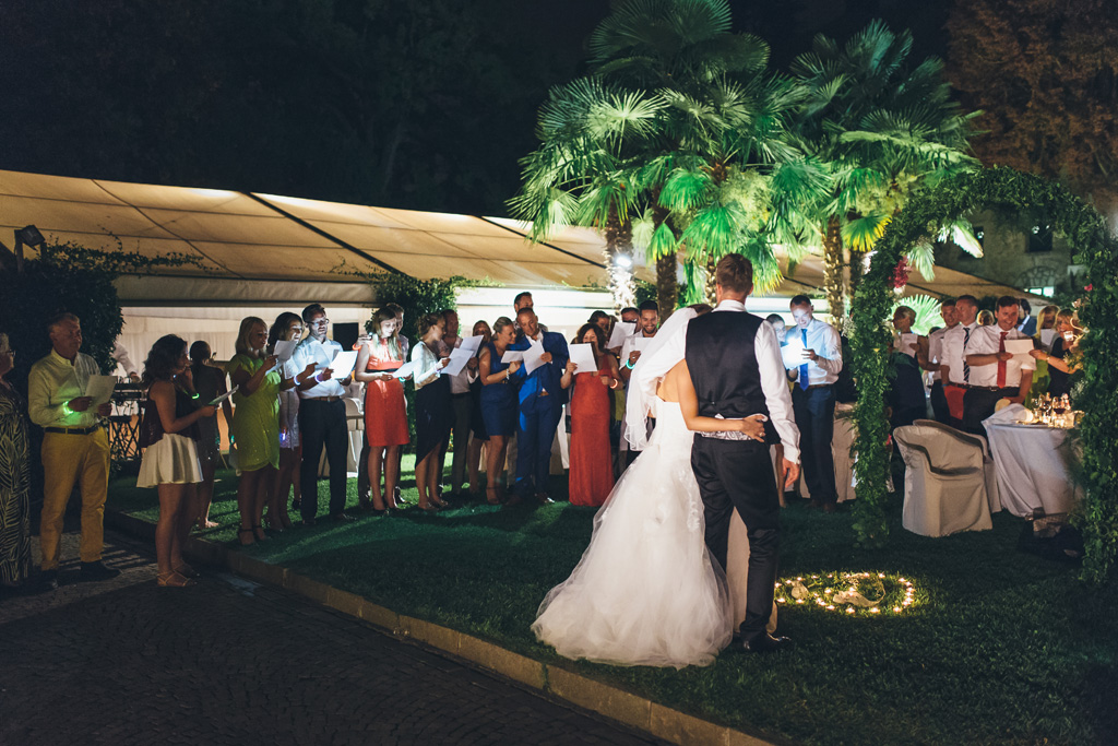 Martin abbraccia la sposa e gli ospiti si dilettano a scattare qualche immagine con il cellulare