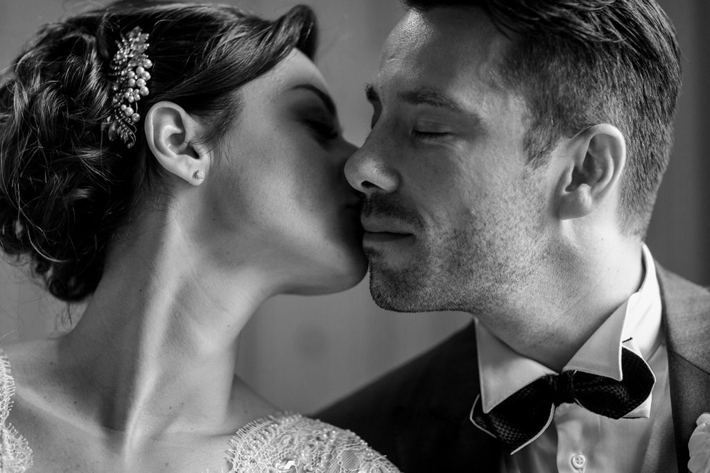 Fotografo Matrimonio Monza La sposa Federica bacia dolcemente lo sposo