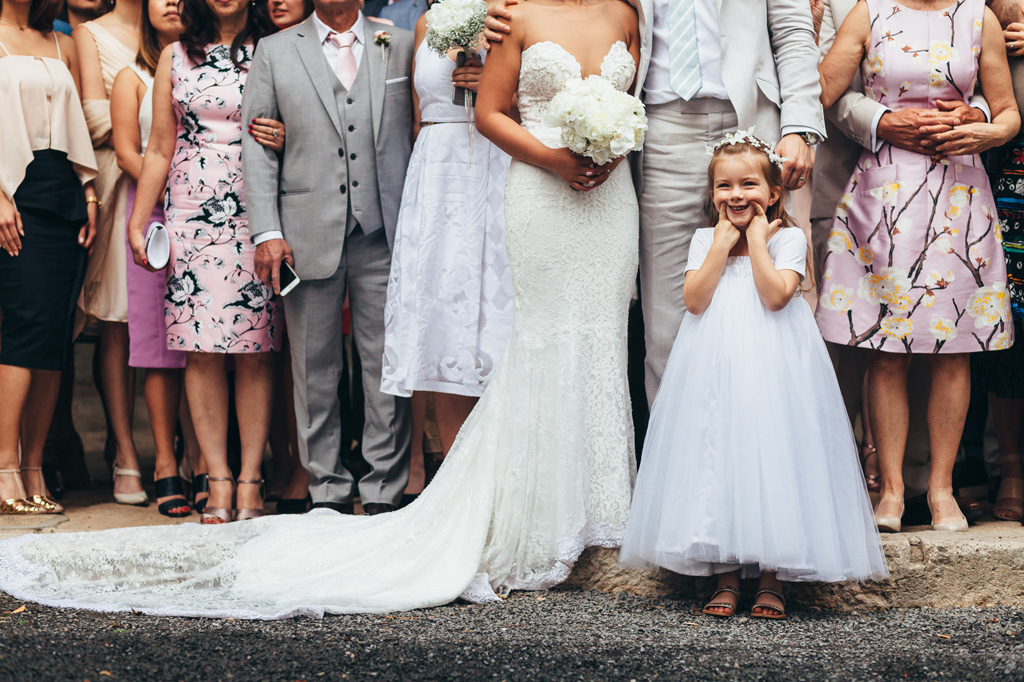 Una bambina sorride in un momento spontaneo colto dal fotografo Alessandro Della Savia