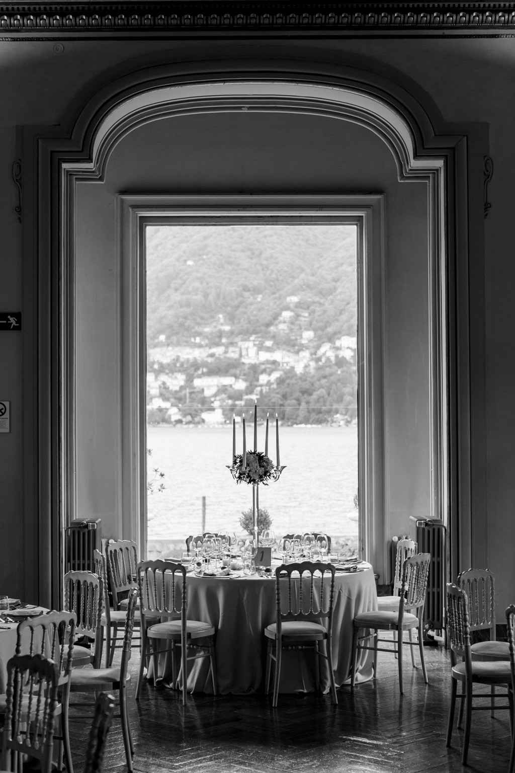 La tavola imbandita di Villa Erba con vista Lago di Como
