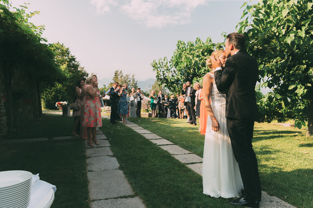 Lo sposo bacia la fronte della sposa