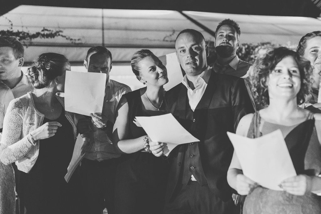Gli ospiti formano un coro e cantano una canzone