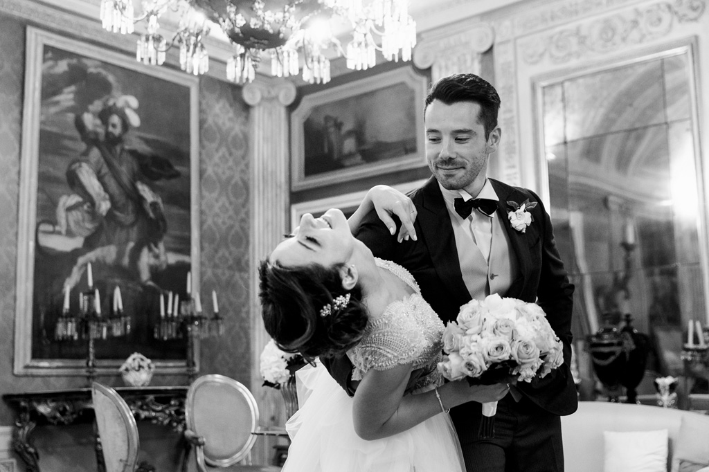 Fotografo Matrimonio Monza Lo sposo stringe dolcemente la sposa