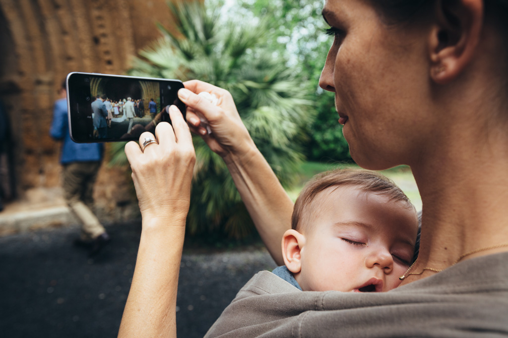 Una bambina si appoggia al seno della madre