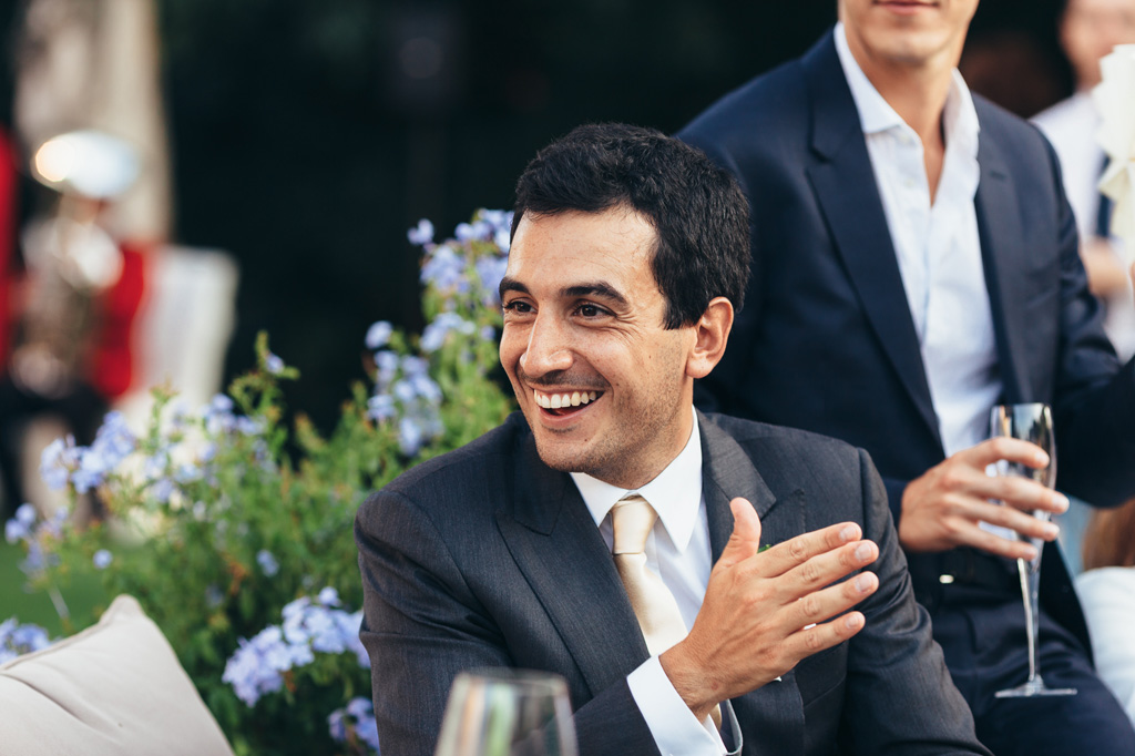 Fotografo Matrimonio Villa Caroli Zanchi Riccardo scherza con gli invitati