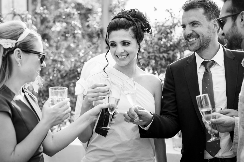 Fotografo Matrimonio Langhe Gli invitati brindano ai nuovi sposi con bicchieri di champagne
