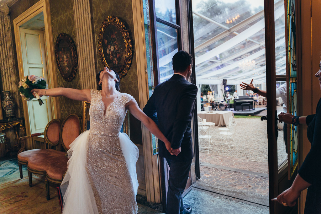 Fotografo Matrimonio Monza Lo sposo accompagna la sposa sino al ricevimento