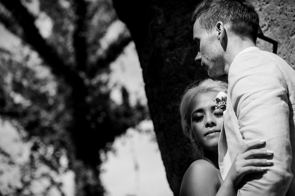 La sposa si affianca allo sposo durante lo shooting con Alessandro Della Savia