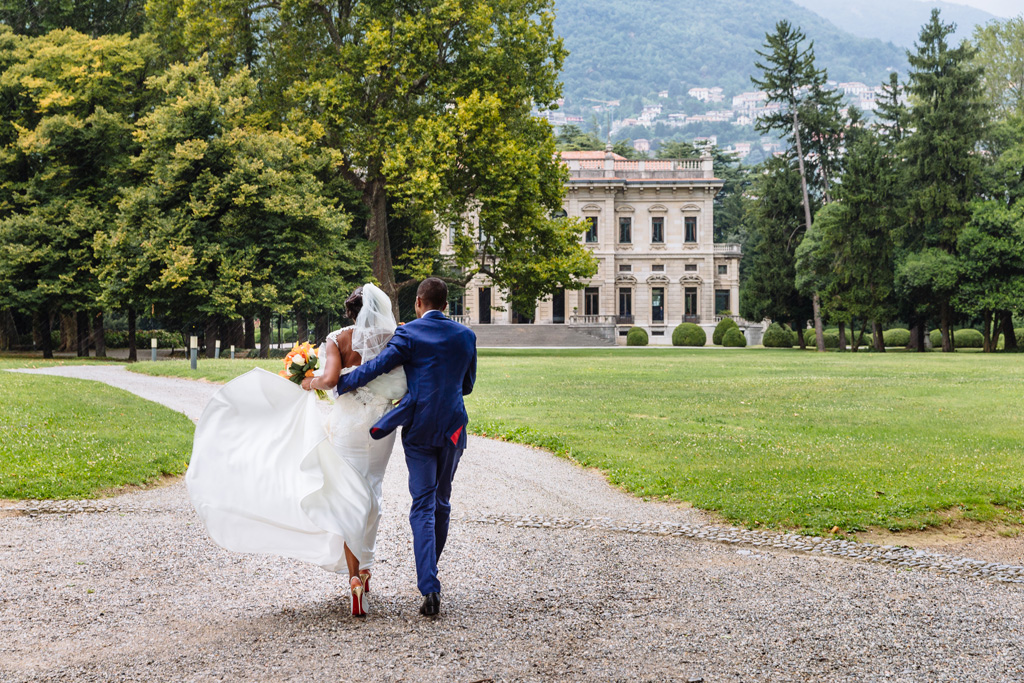 Fotografo Matrimonio Villa Erba I due sposi arrivano in barca presso Villa Erba