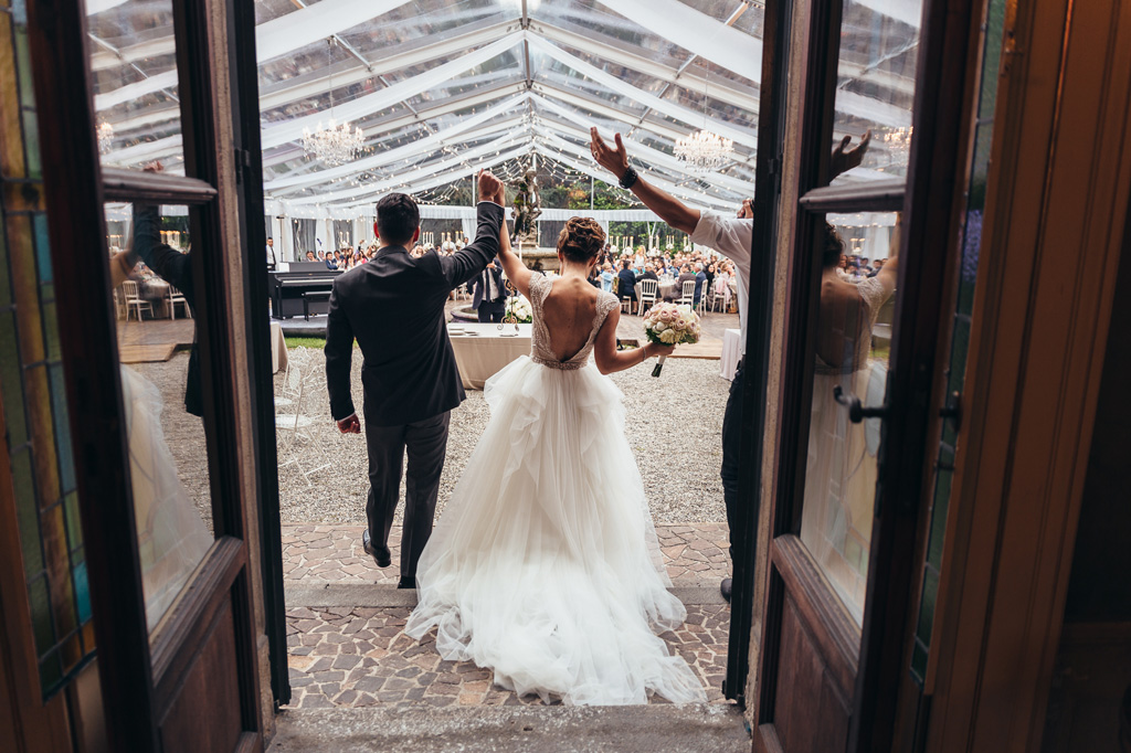 Fotografo Matrimonio Monza I due sposi raggiungono gli ospiti per il ricevimento