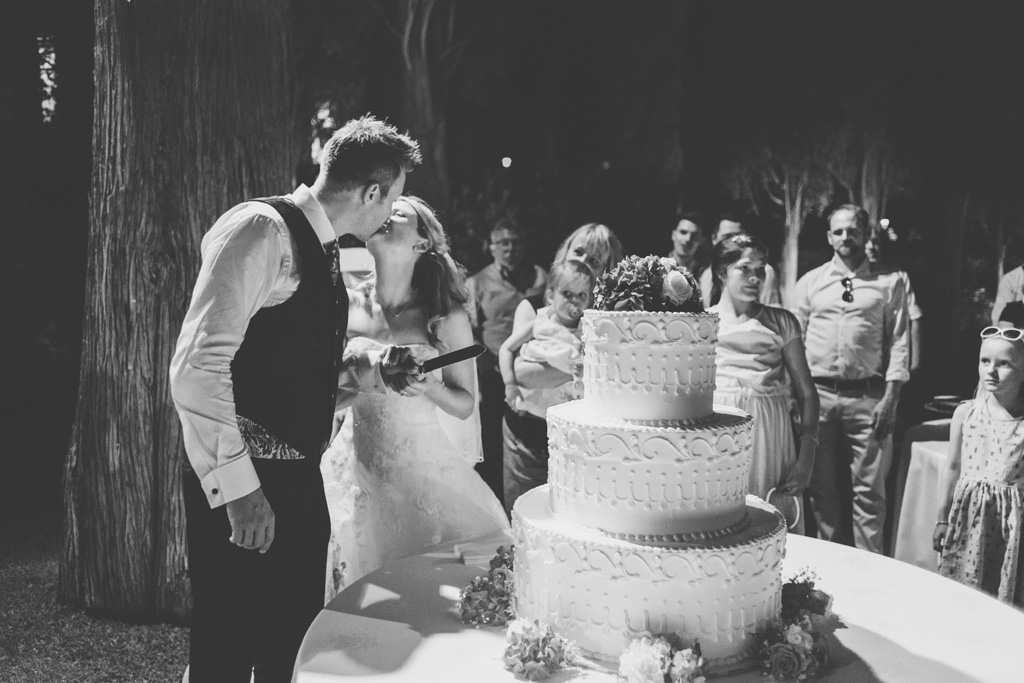 I due sposi, Martin e Kathrin, si baciano davanti alla torta