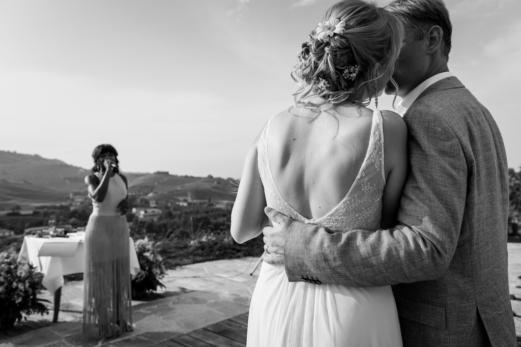 Fotografo Matrimonio Langhe Gli sposi si baciano commossi dalla lettura di una dedica