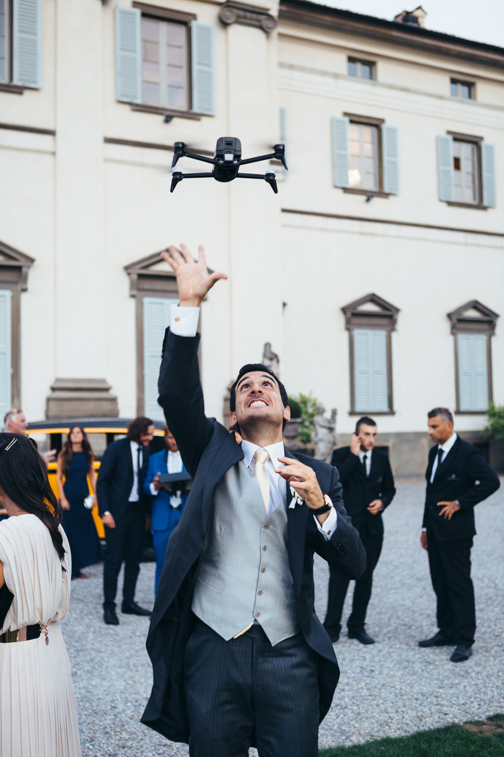 Fotografo Matrimonio Villa Caroli Zanchi Riccardo lo sposo gioca con il drone