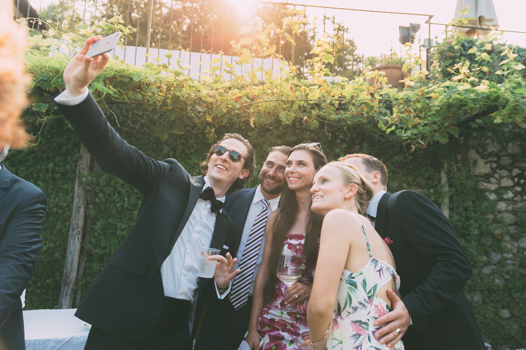 Gli ospiti si scattano foto con il cellulare