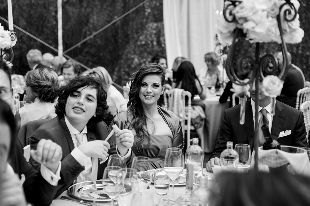 Fotografo Matrimonio Monza Gli ospiti s'intrattengono durante il ricevimento