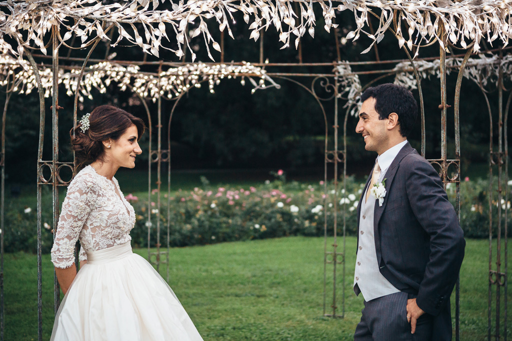 Fotografo Matrimonio Villa Caroli Zanchi I due sposi si guardano dolcemente nel gazebo di Villa Caroli a Stezzano