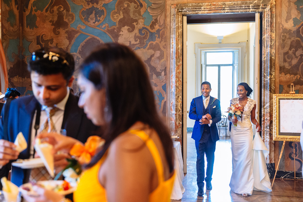 Fotografo Matrimonio Villa Erba I due sposi, Tony e Ayesha, raggiungono la sala del ricevimento