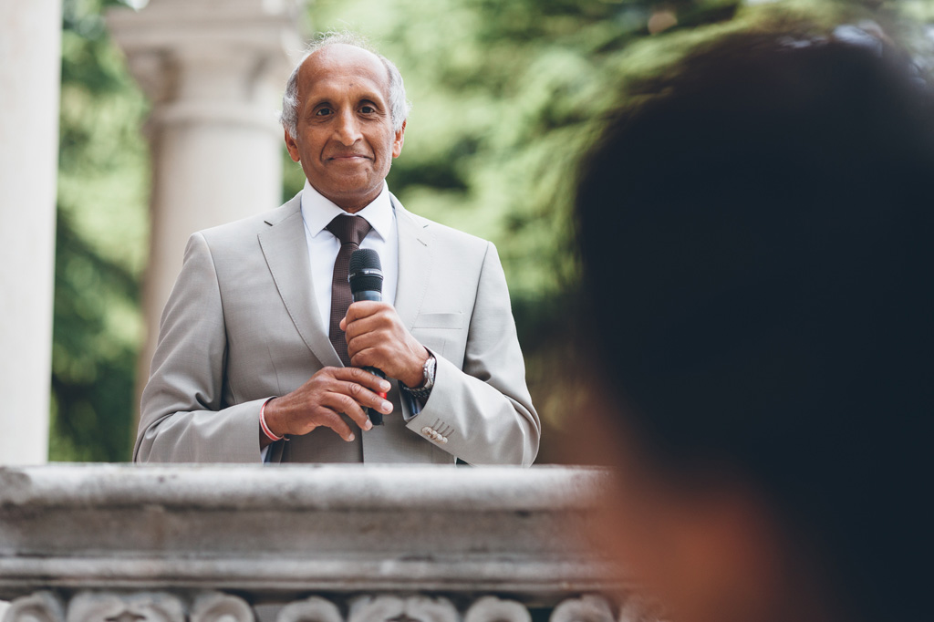 Il padre osserva emozionato la sposa