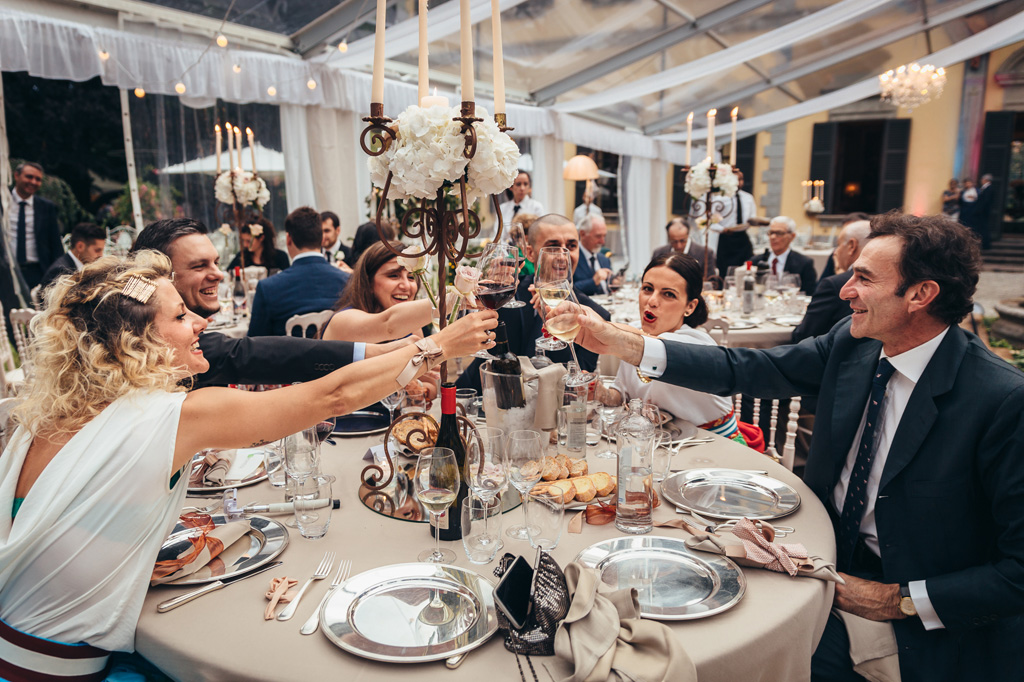 Fotografo Matrimonio Monza Gli ospiti brindano durante il ricevimento