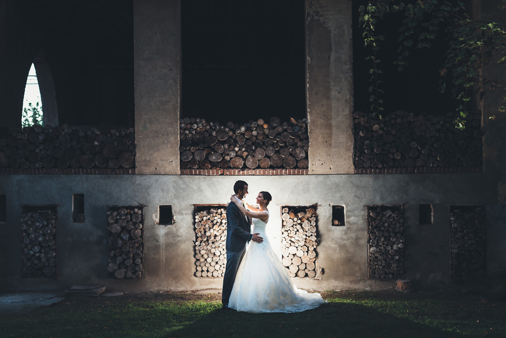 Fotografo Matrimonio Pavia I due sposi si abbracciano illuminati da un cerchio di luce in uno scatto magico di Alessandro Della Savia
