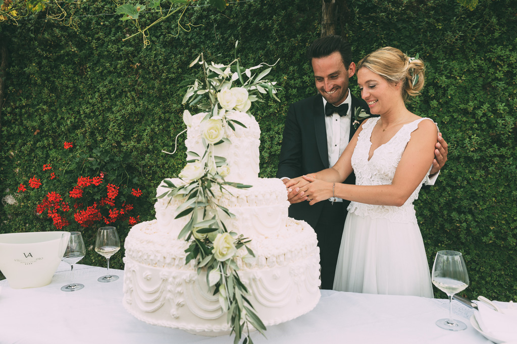 Gli sposi tagliano la prima fetta della torta nunziale