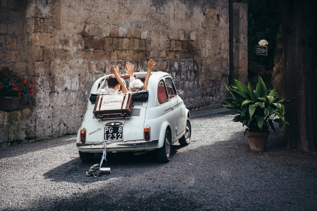 I due sposi viaggiano in macchina per proseguire lo shooting