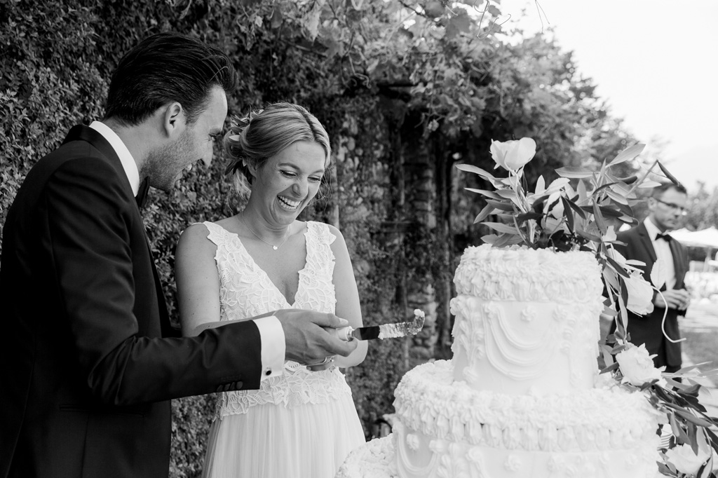 Gli sposi tentano ti tagliare la torta nunziale