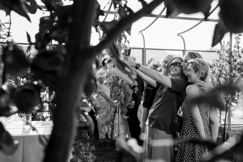 Fotografo Matrimonio Langhe Gli invitati si scattano alcuni selfie
