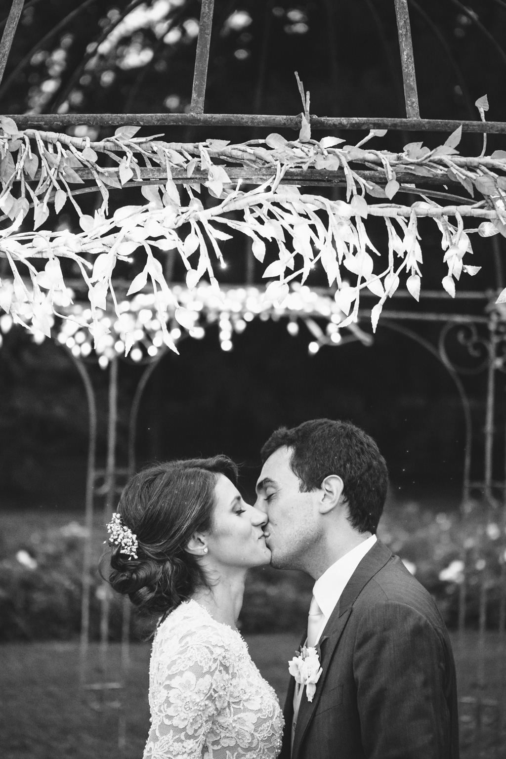 Fotografo Matrimonio Villa Caroli Zanchi I due sposi si baciano sotto il gazebo adornato di Villa Caroli a Stezzano