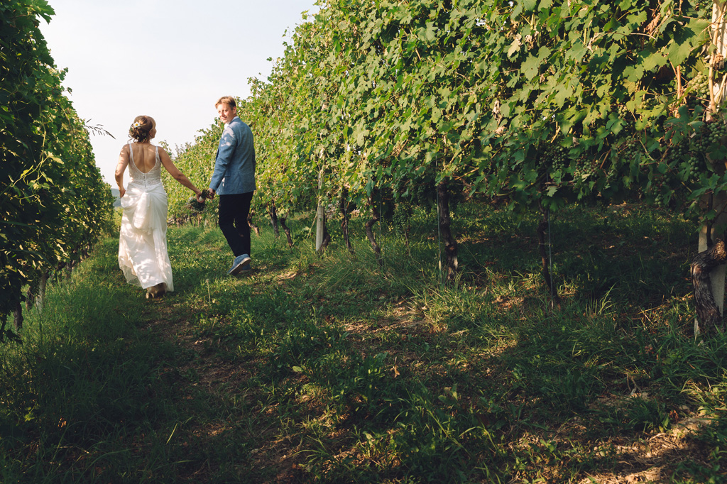 Fotografo Matrimonio Langhe I due sposi passeggiano lungo il sentiero bucolico situato nelle Langhe