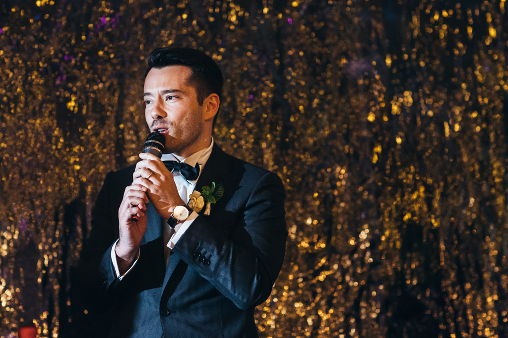 Fotografo Matrimonio Monza Davide enuncia un discorso durante il ricevimento
