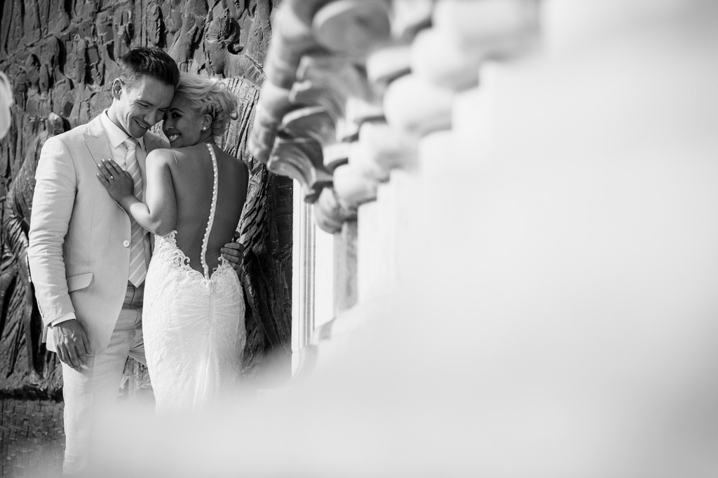 I due sposi si stringono durante lo shooting con Alessandro Della Savia