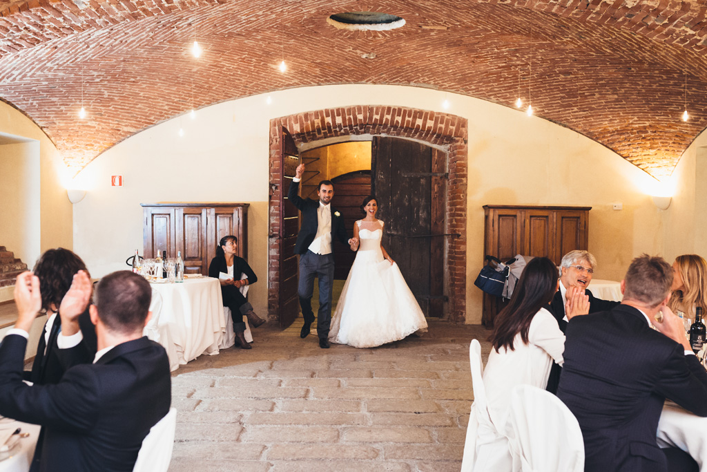 Fotografo Matrimonio Pavia Federico e Silvia entrano nella sala di ricevimento