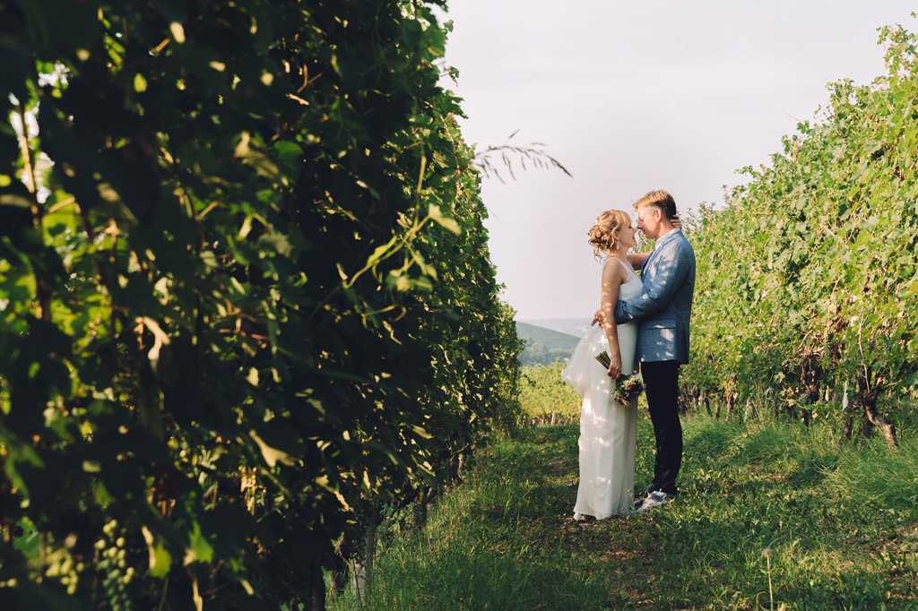 Fotografo Matrimonio Langhe I due sposi posano per il fotografo Alessandro Della Savia per un sentiero rurale
