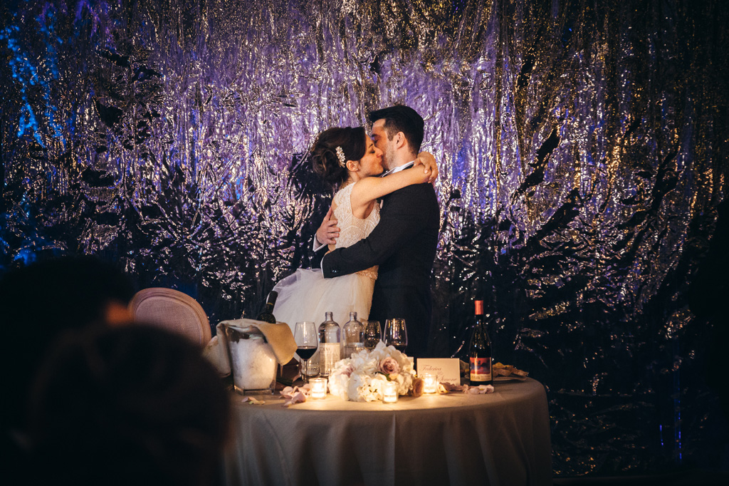 Fotografo Matrimonio Monza I due sposi si baciano durante il ricevimento