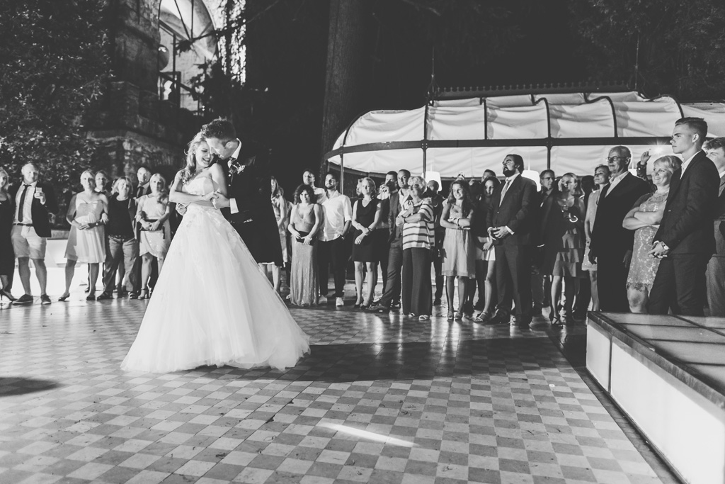 Martin stringe Kathrin mentre ballano un lento romantico