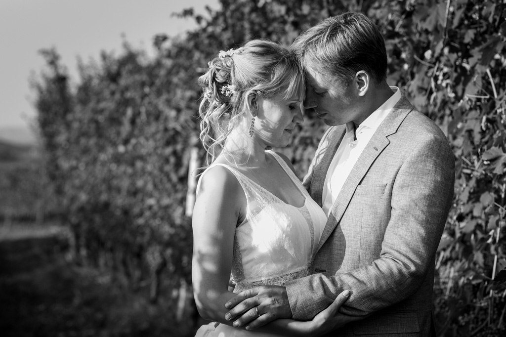 Fotografo Matrimonio Langhe I visi e le mani degli sposi si sfiorano delicatamente