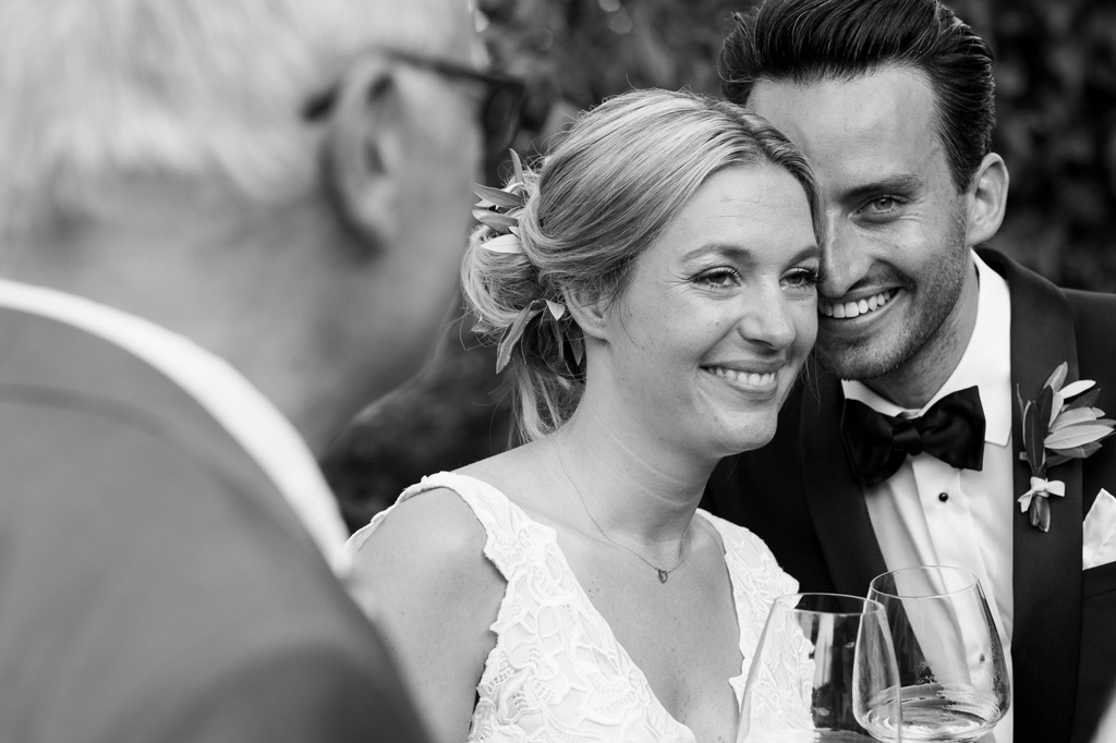 Lo sposo e la sposa si scambiano parole e sorrisi