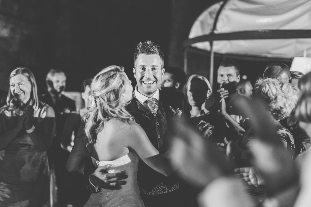 Lo sposo sorride davanti al fotografo