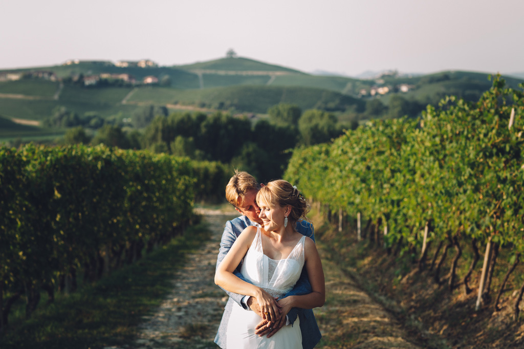 Fotografo Matrimonio Langhe Dimitri bacia Tatiana in uno scatto di Alessandro Della Savia