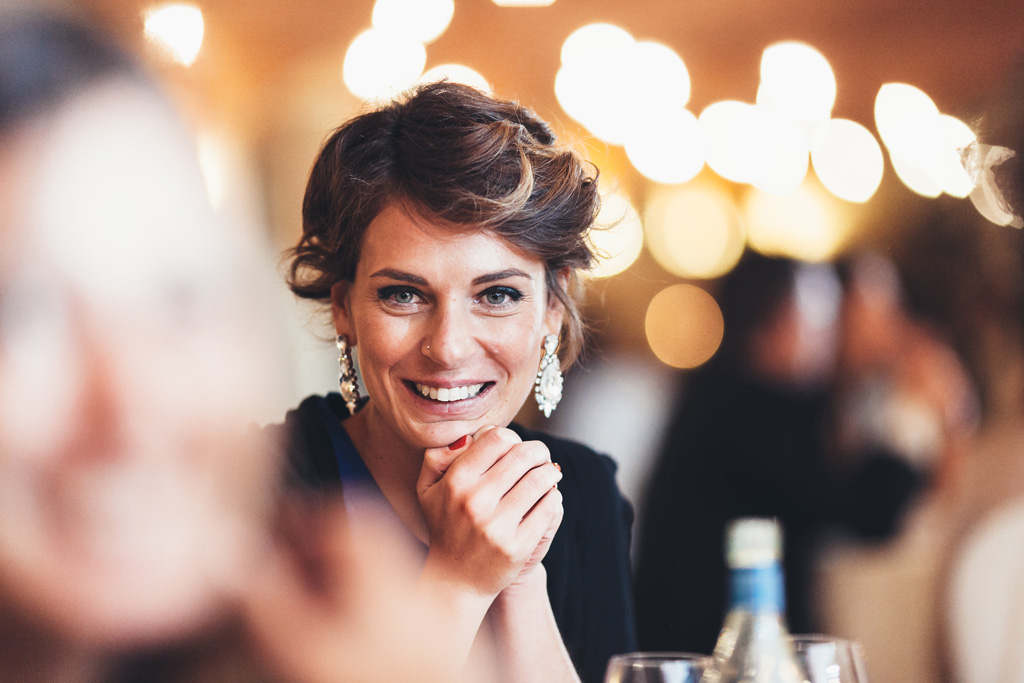 Fotografo Matrimonio Pavia Un'invitata è ritratta con un effetto bokeh molto suggestivo