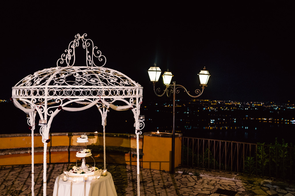 La torta nunziale si trova all'esterno della Villa sotto un gazebo